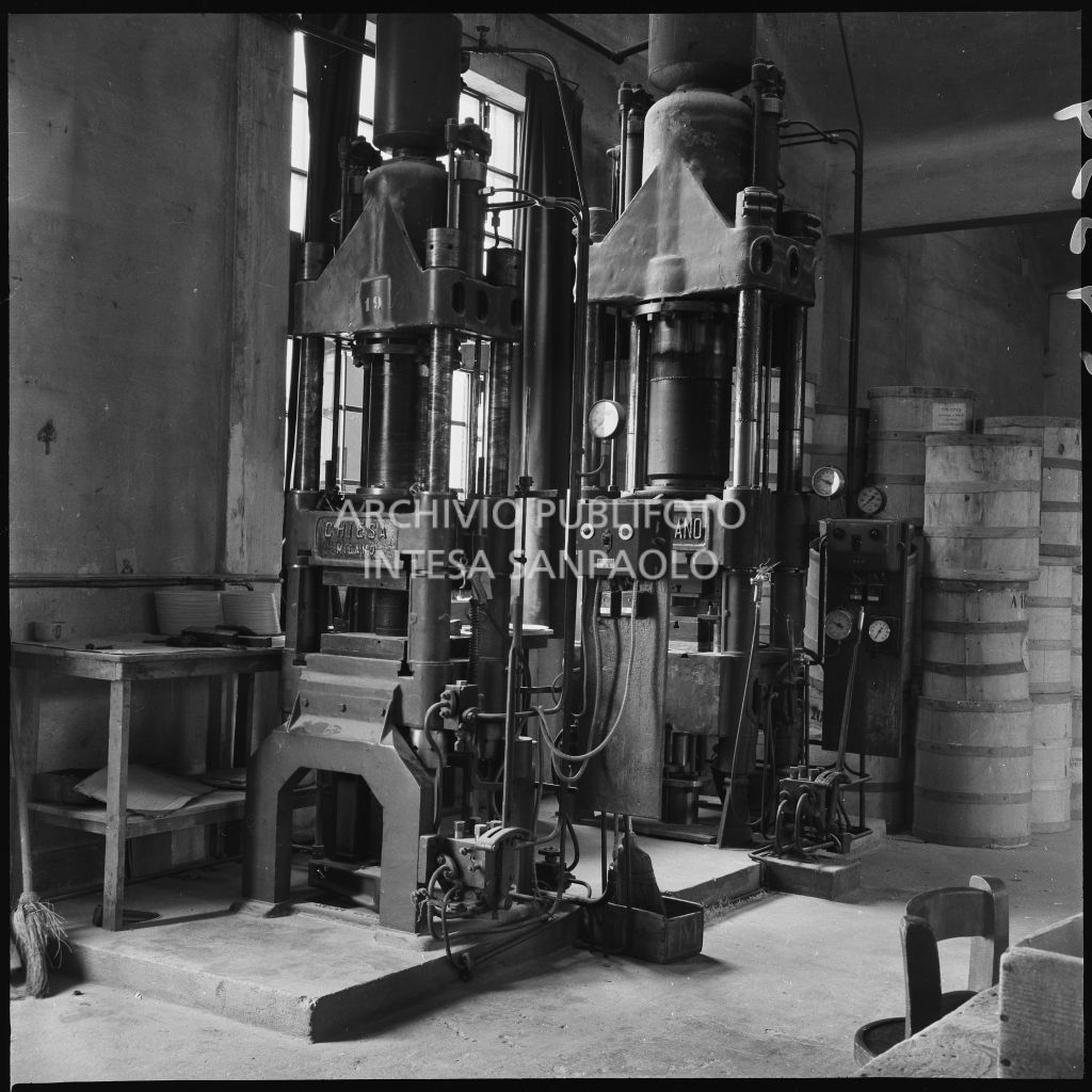 Presse idrauliche presso lo stabilimento industriale Aldo Leonetti<br>24334