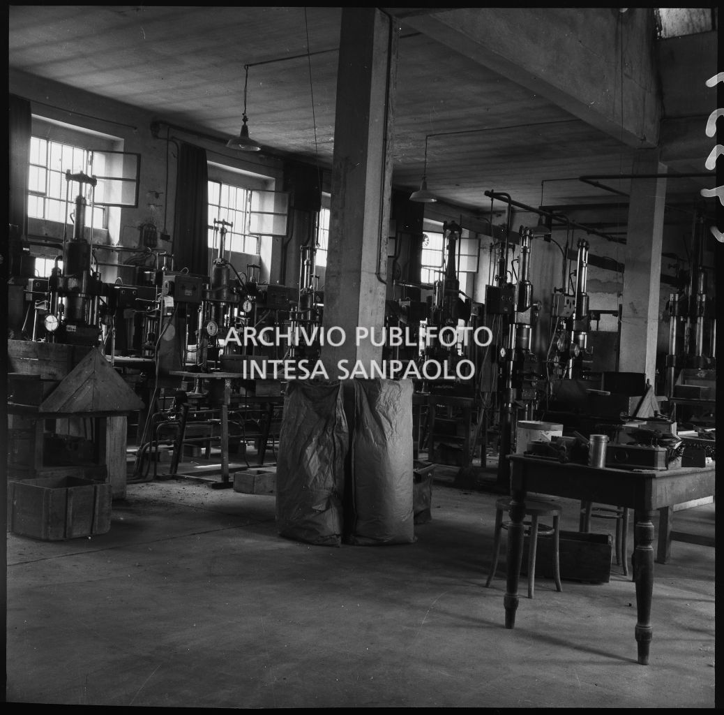 Serie di presse idrauliche presso lo stabilimento industriale Aldo Leonetti<br>24335