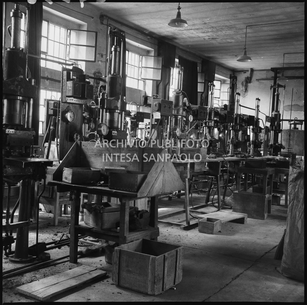 Serie di presse idrauliche presso lo stabilimento industriale Aldo Leonetti<br>24336