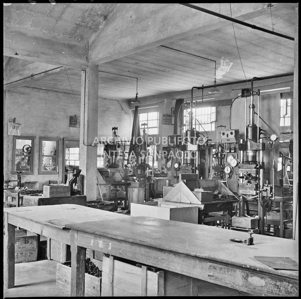 Serie di presse idrauliche presso lo stabilimento industriale Aldo Leonetti<br>24338