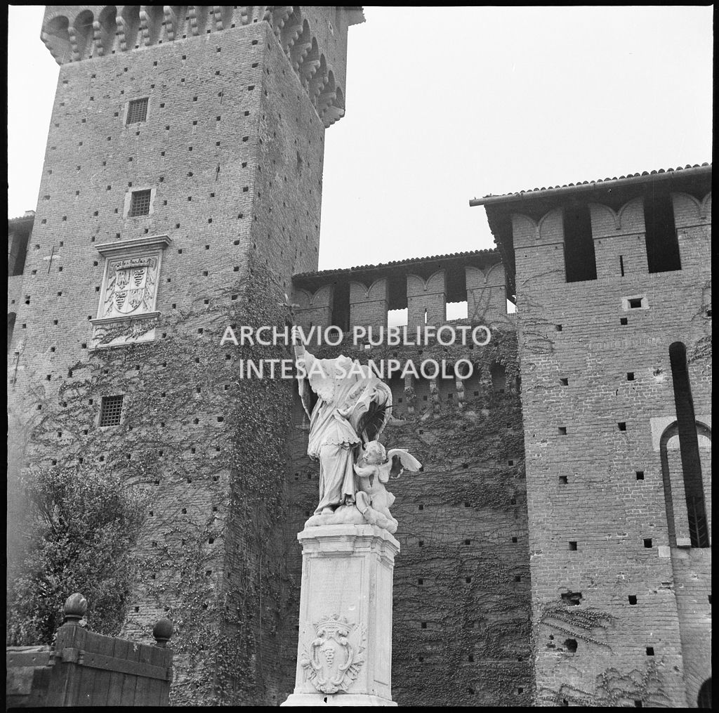La statua di San Giovanni Nepomuceno, nel cortile d'Armi del Castello Sforzesco di Milano, davanti alla Torre di Bona di Savoia, gravemente danneggiata dai bombardamenti