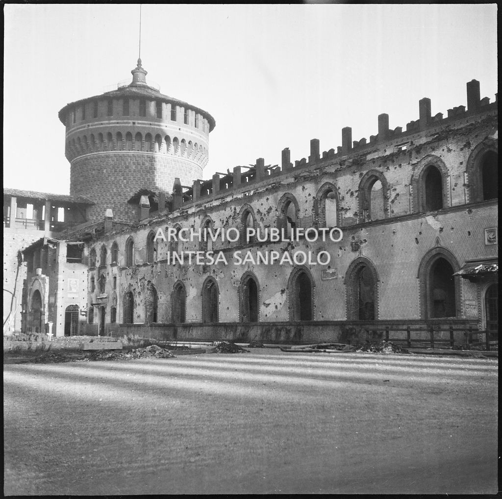 Facciata del Cortile d'Armi del Castello Sforzesco di Milano, gravemente danneggiata dai bombardamenti. Sullo sfondo il Torrione del Carmine
