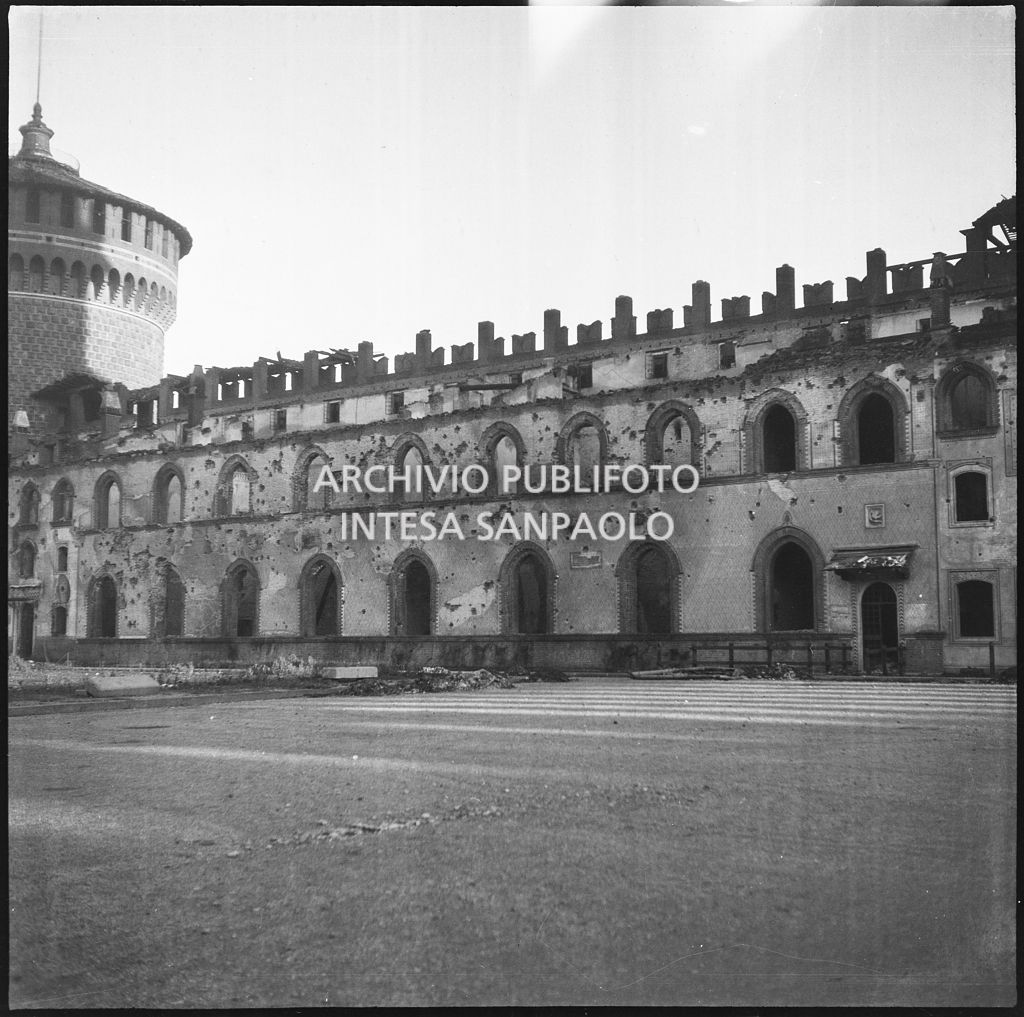 Facciata del Cortile d'Armi del Castello Sforzesco di Milano, gravemente danneggiata dai bombardamenti. A sinistra il Torrione del Carmine