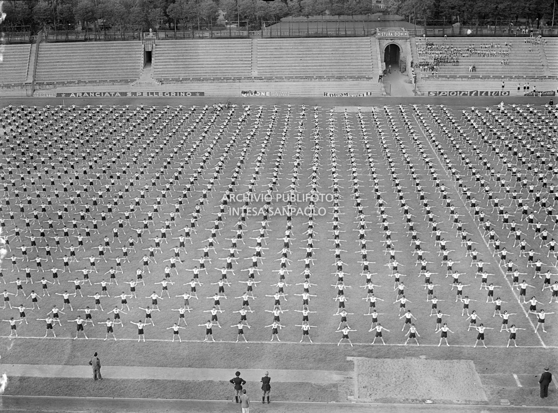 Prove di un saggio ginnico della Gioventù Italiana del Littorio (GIL)  all'Arena di Milano