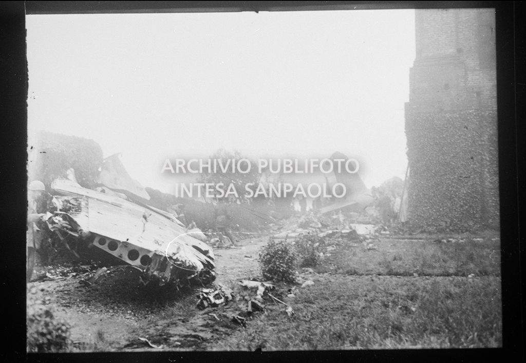 Rottami sul luogo del disastro aereo<br>52062