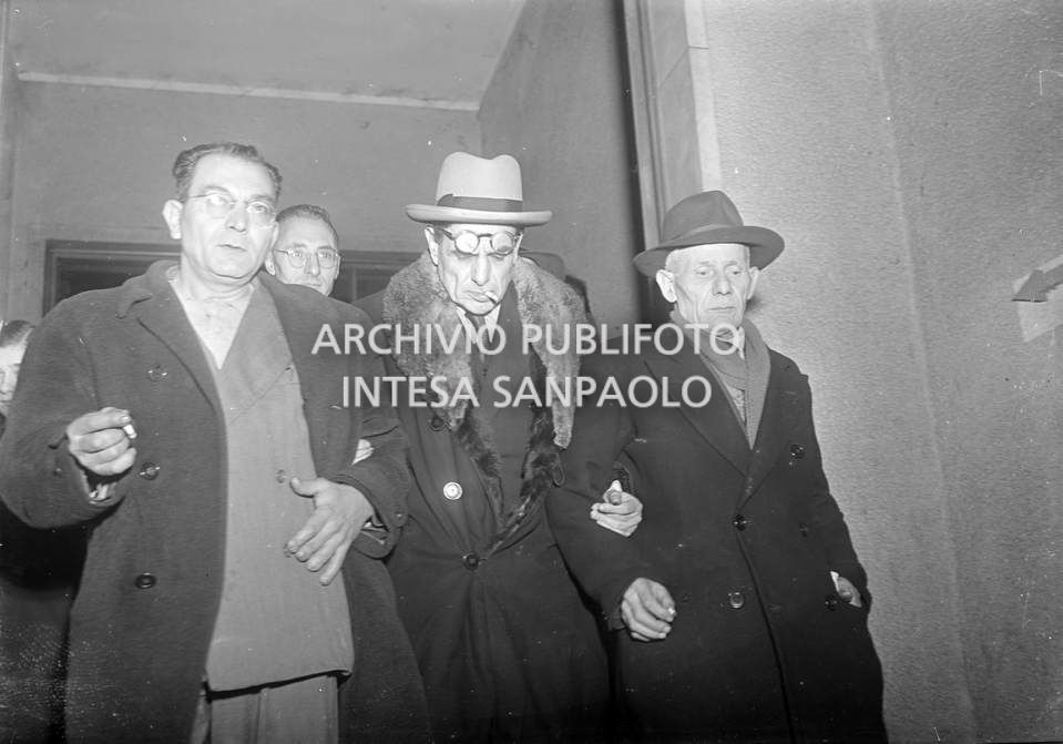 Franco Di Bella (a sinistra), giornalista del Corriere della Sera, con il fratello di Franca Pappalardo in aula al Tribunale di Milano durante il processo a Caterina Fort<br>64356