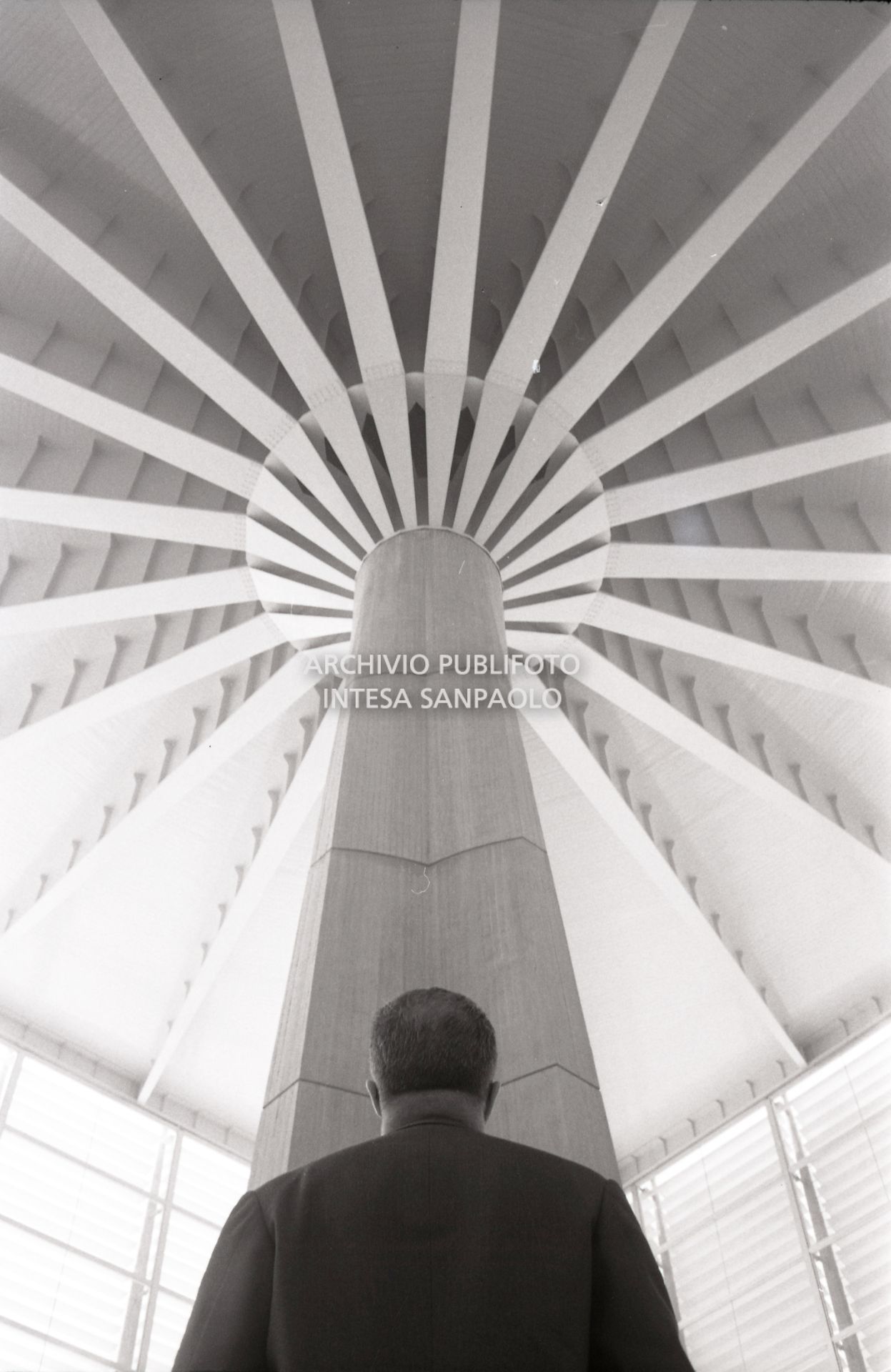 Particolare della struttura a raggiera della copertura del Palazzo del Lavoro, progettato da Pier Luigi Nervi con la collaborazione dell'architetto Gio Ponti e di Gino Covre, in costruzione per "Italia 61", l'Esposizione Internazionale del Lavoro organizzata per celebrare il centenario dell'Unità d'Italia