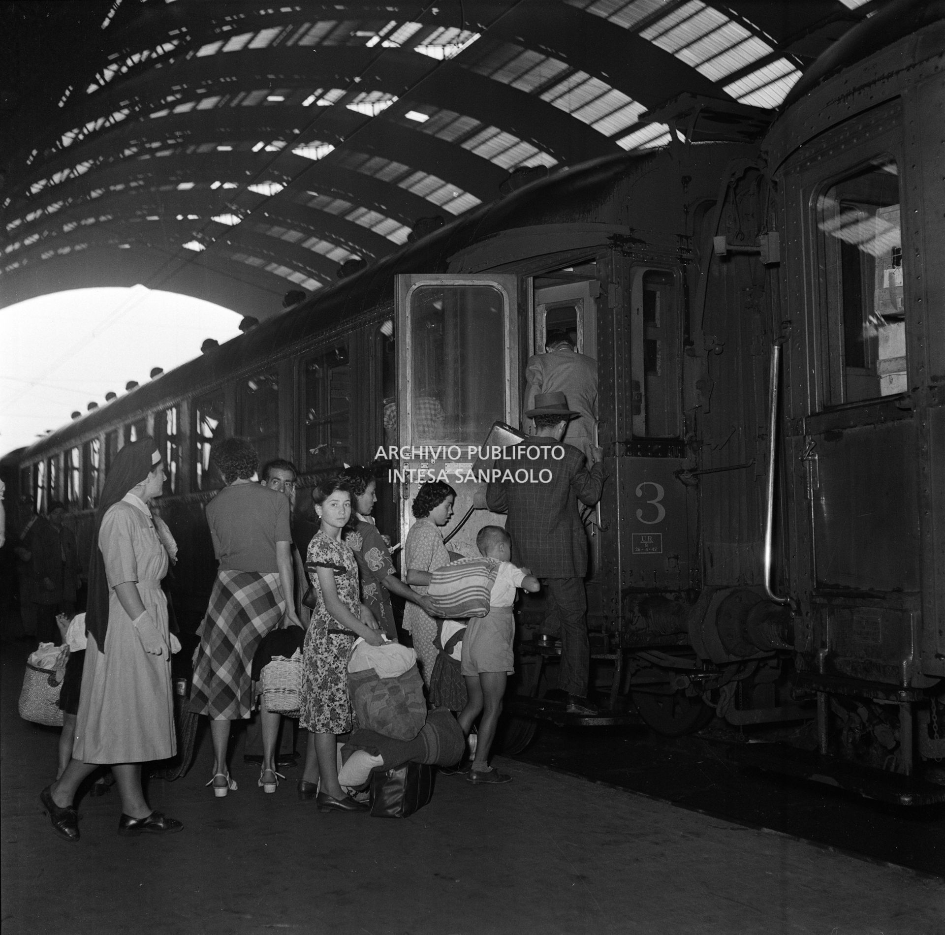 Emigranti in partenza dalla Stazione Centrale di Milano per Charleroi, Belgio, con le proprie famiglie