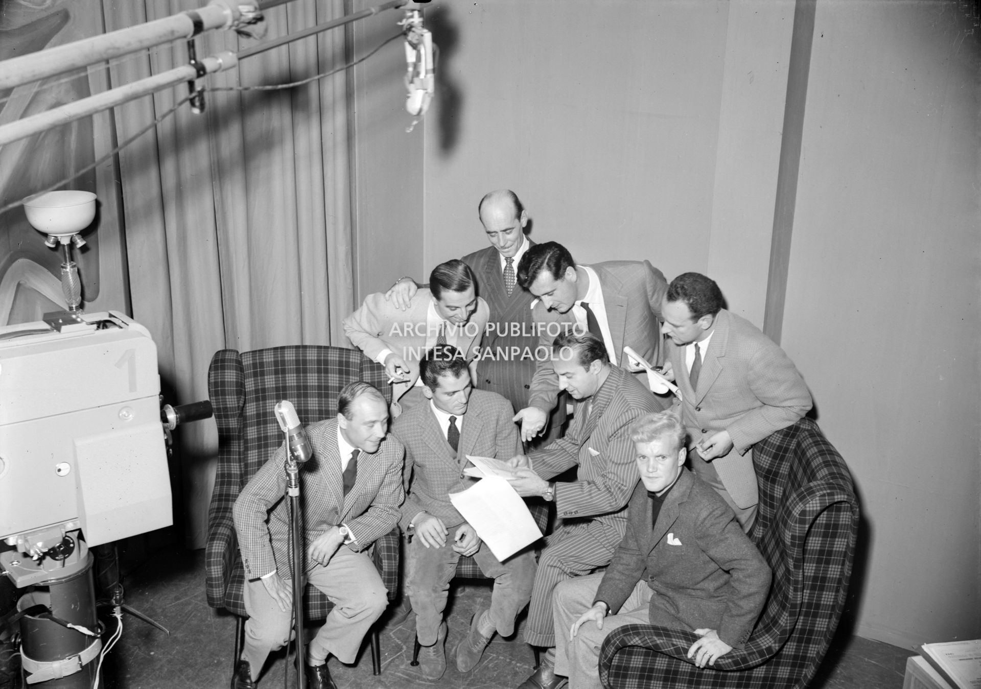 Un momento della trasmissione sperimentale RAI "Domani in gara" condotta da Nicolò Carosio, qui insieme ad alcuni calciatori tra cui Giovanni Giacomazzi, Karl Lennart Skoglund e Gunnar Gren