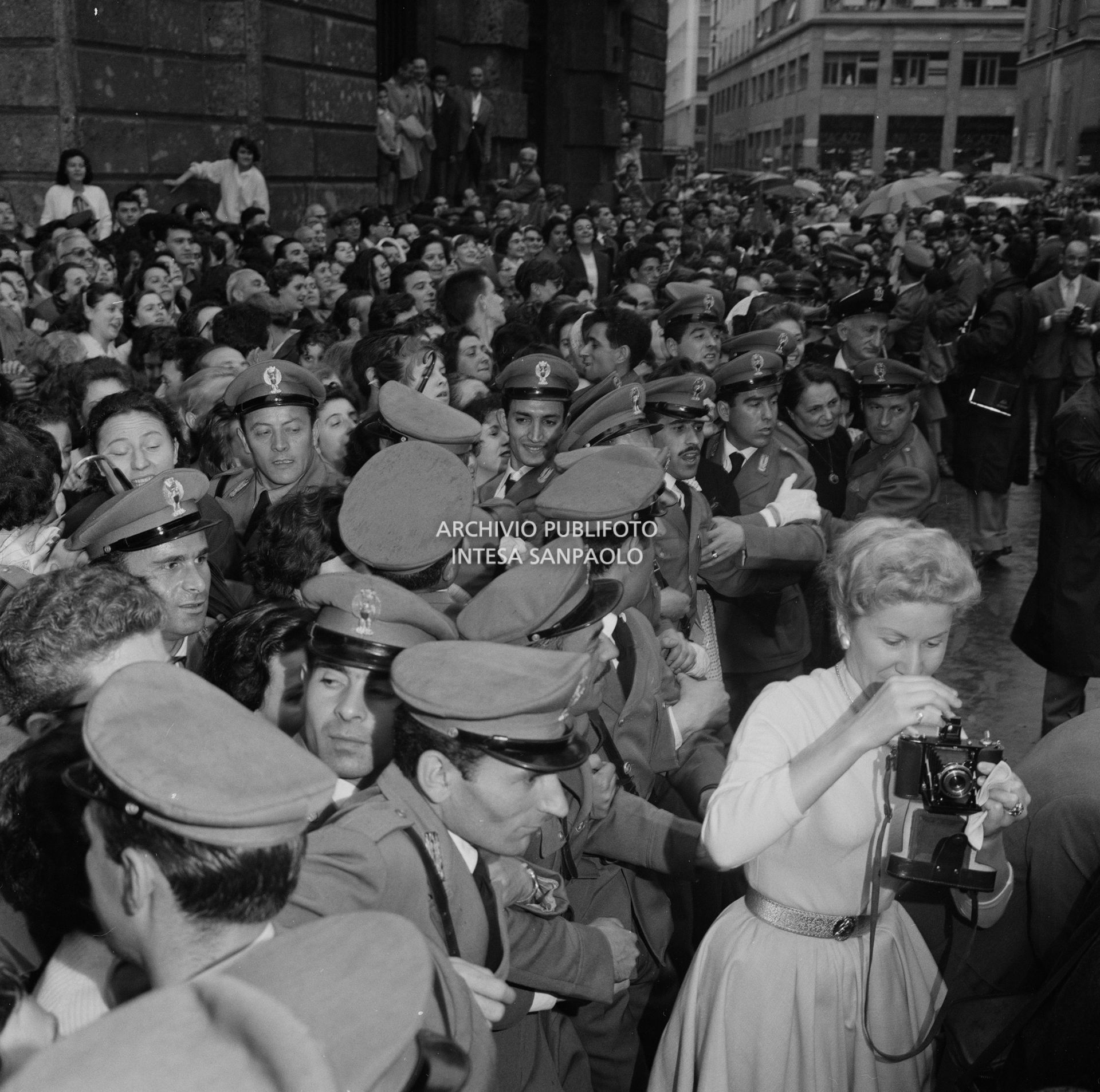 Folla di curiosi in attesa di Edy Campagnoli e del calciatore Lorenzo Buffon il giorno del loro matrimonio, presso la chiesa di San Gottardo in Corte, a Milano