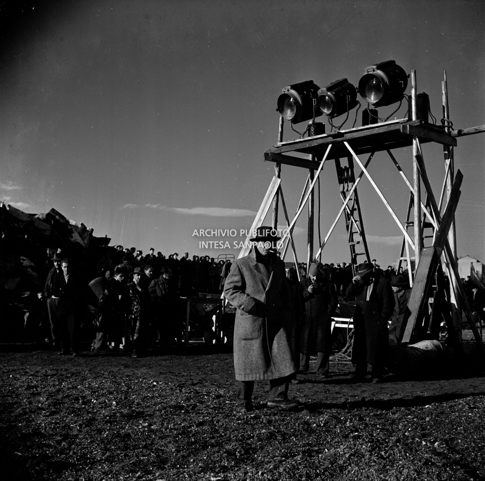 Il regista Vittorio De Sica sul set del film "Miracolo a Milano" girato nel quartiere milanese di Lambrate