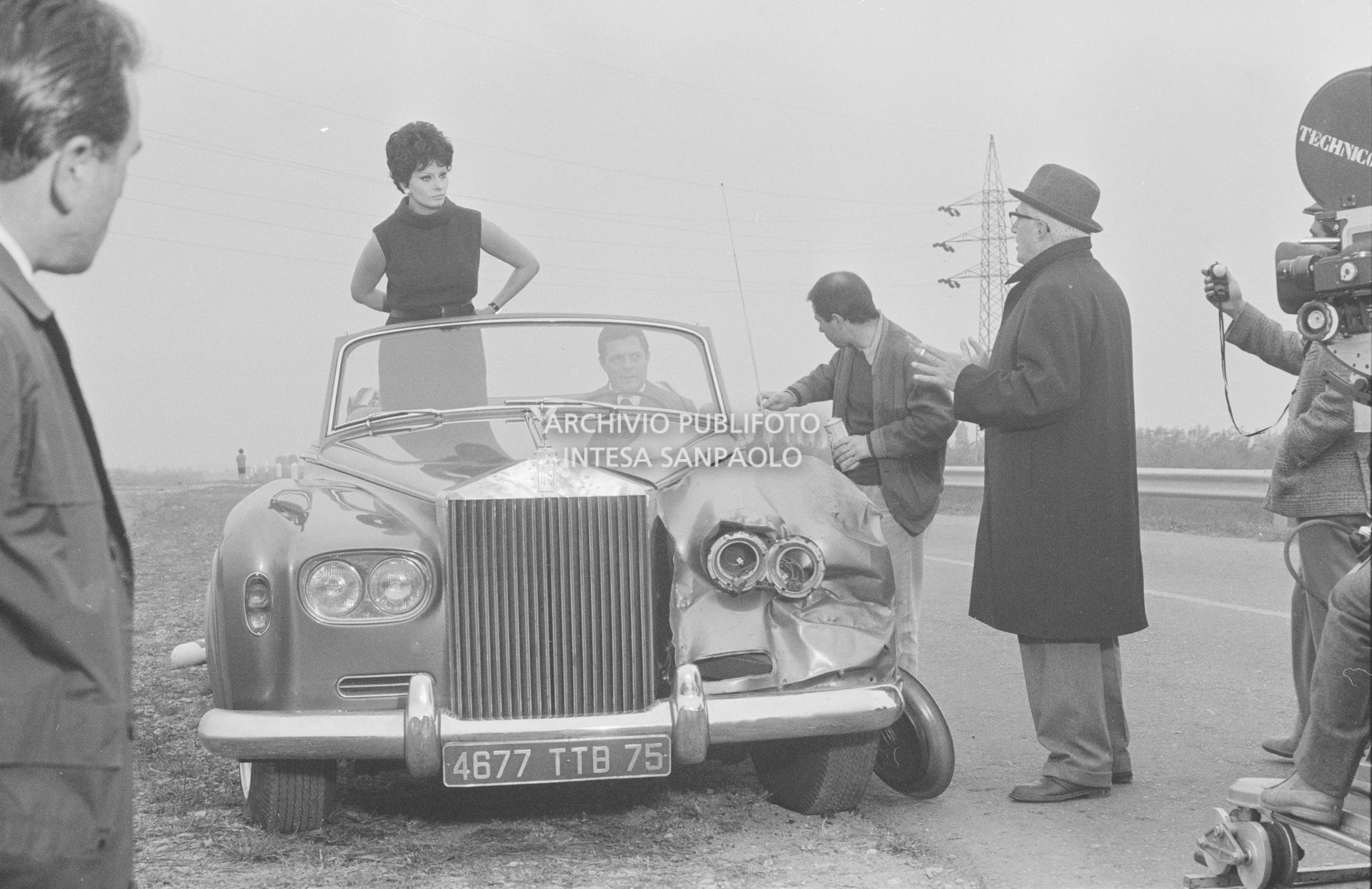 Sophia Loren e Marcello Mastroianni, a bordo di una Rolls-Royce, sul set del secondo episodio, ambientato a Milano, del film "Ieri, oggi, domani" con il regista Vittorio De Sica