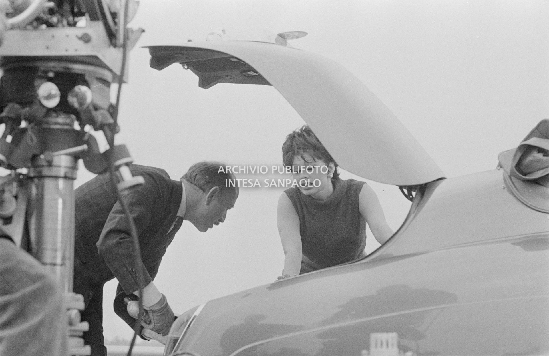 Sophia Loren e Armando Trovajoli durante le riprese del secondo episodio, ambientato a Milano, del film "Ieri, oggi, domani" del regista Vittorio De Sica
