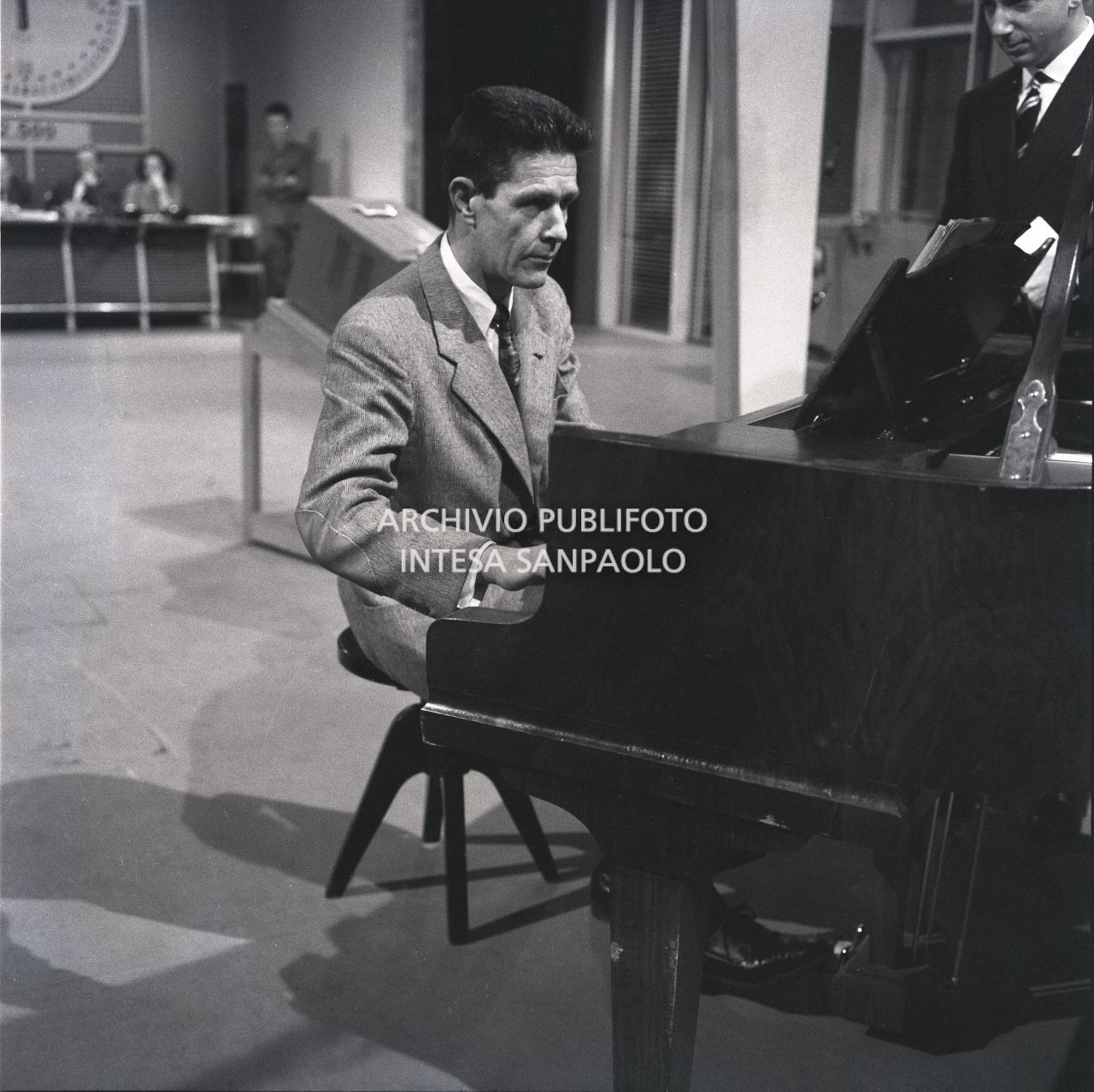 John Cage si esibisce al pianoforte nel corso della puntata del quiz televisivo; a fianco a lui Mike Bongiorno<br>495424
