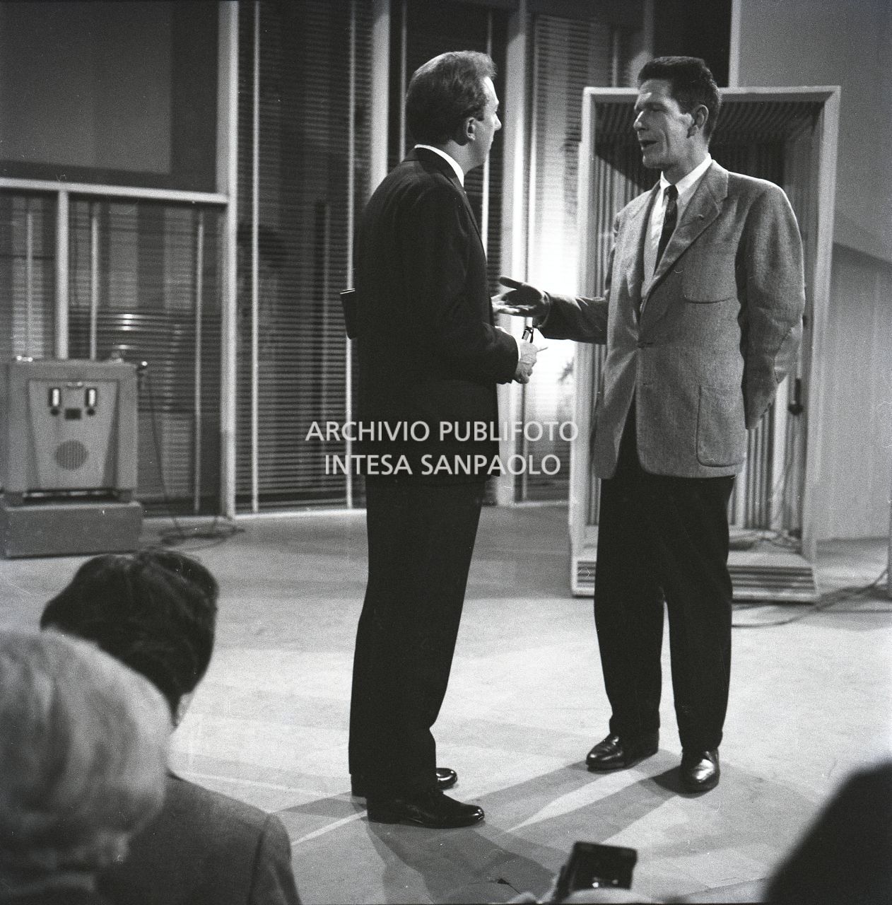 John Cage con Mike Bongiorno nel corso della puntata del quiz televisivo<br>495425