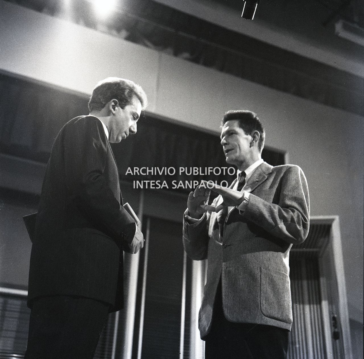 John Cage con Mike Bongiorno nel corso della puntata del quiz televisivo<br>495426