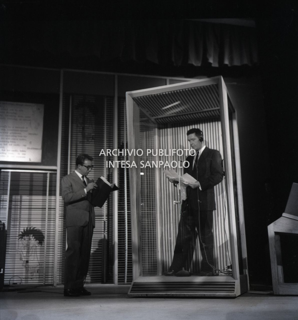 John Cage in cabina durante la puntata del quiz televisivo<br>499749