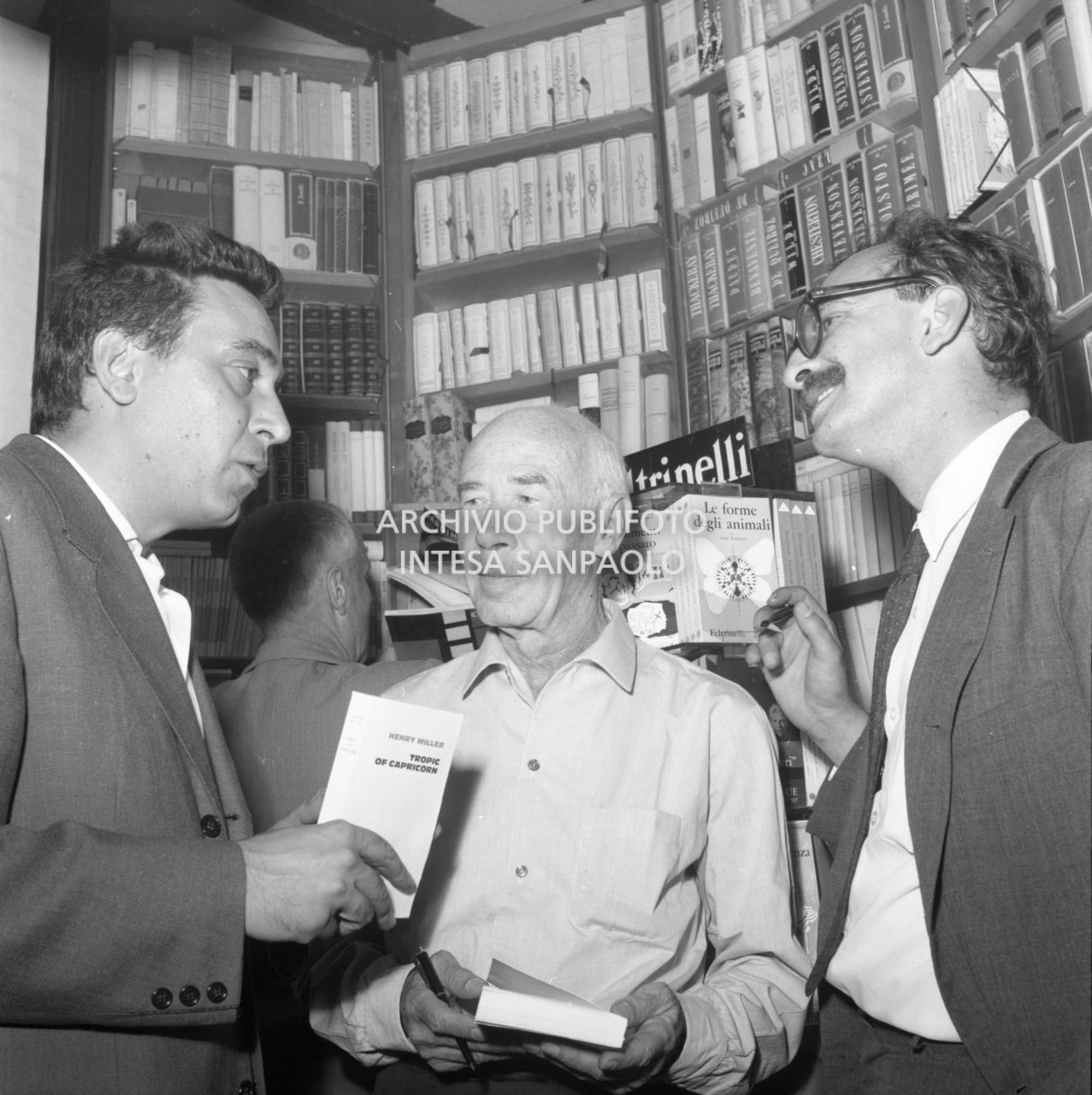 Da sinistra, Luciano Bianciardi, Henry Miller e Giangiacomo Feltrinelli in libreria<br>627071