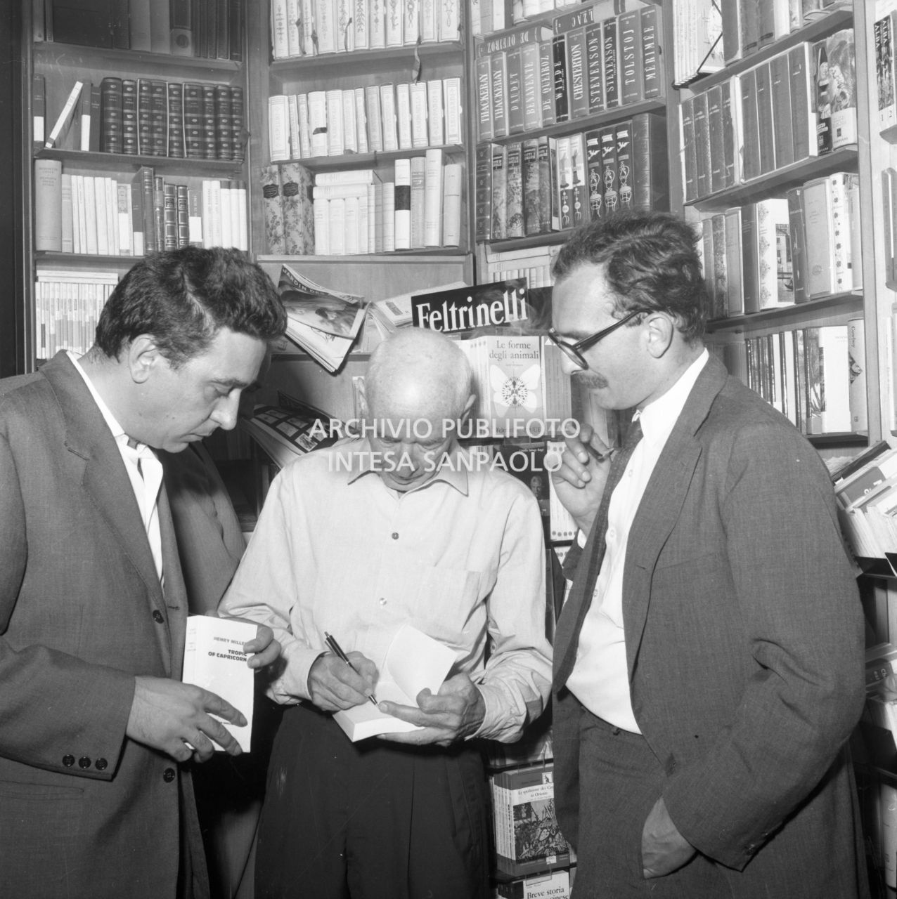 Da sinistra, Luciano Bianciardi, Henry Miller, che firma un libro, e Giangiacomo Feltrinelli in libreria<br>627072