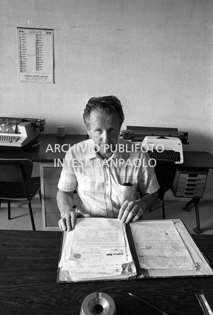 Un uomo seduto a una scrivania<br>744294/1