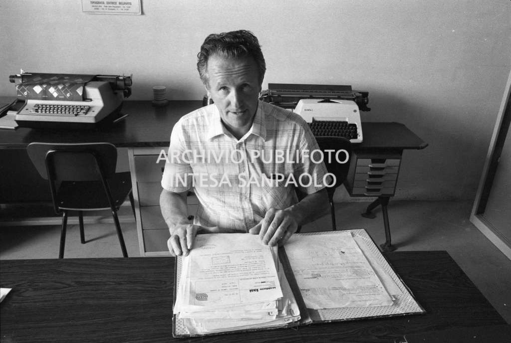 Un uomo seduto a una scrivania<br>744294/7