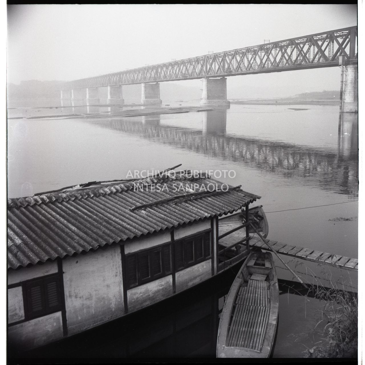 Scorcio del ponte in ferro, detto della Becca, sul Po in secca; in primo piano un barcone e una piccola imbarcazione<br>707062/1