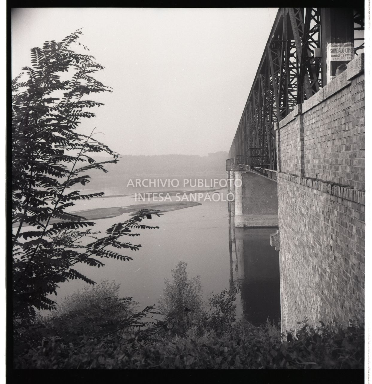 Ponte in ferro, detto della Becca, sul Po in secca<br>707062/2