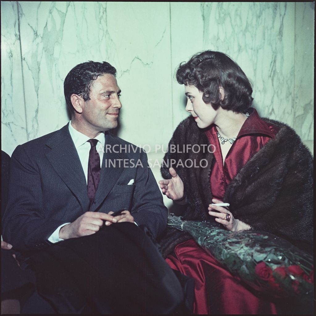 Raf Vallone e Marta Toren durante una conversazione<br>116