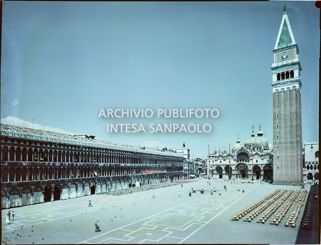 Veduta della piazza, della Basilica e del campanile di San Marco<br>301