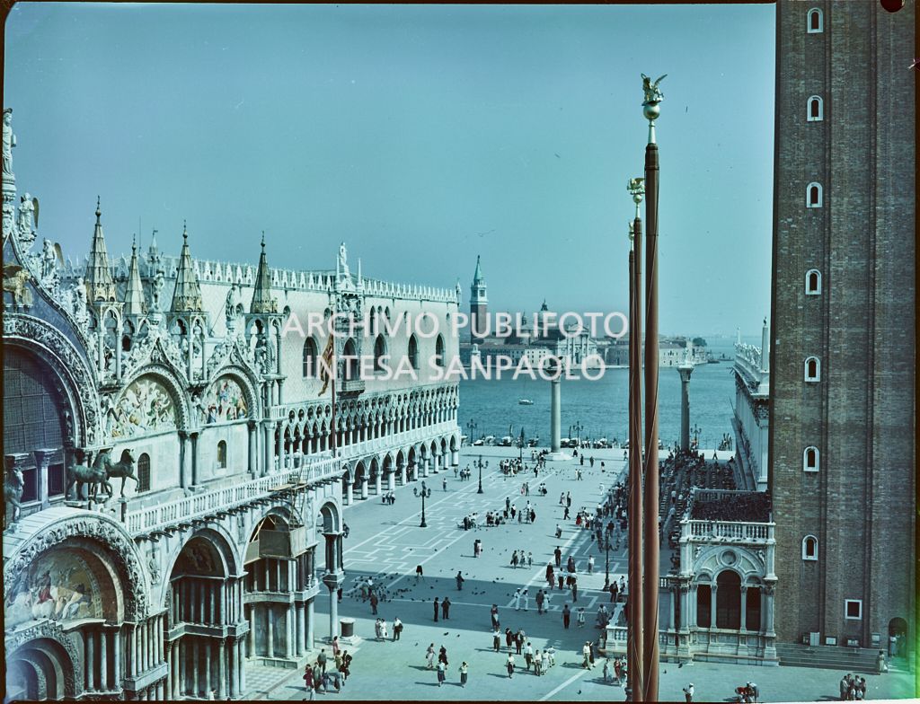 Veduta del palazzo Ducale, di parte del campanile e della Basilica di San Marco. In lontananza è visibile la laguna e la Basilica di San Giorgio Maggiore<br>302