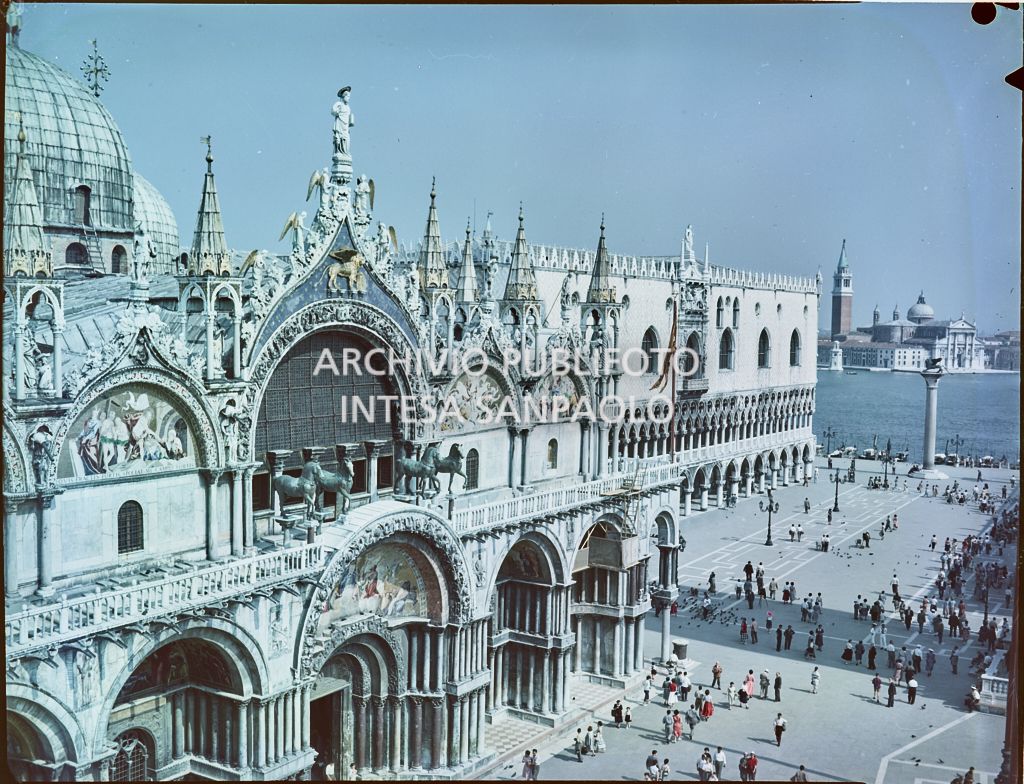 Veduta della Basilica e del campanile di San Marco. In lontananza è visibile la laguna e la Basilica di San Giorgio<br>303