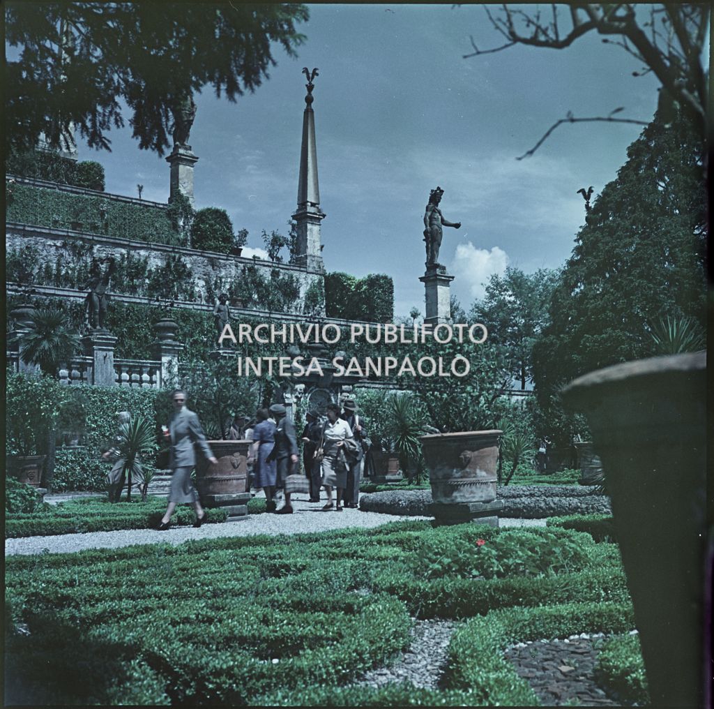 Vista del Giardino Quadro e dei giardini piramidali di Palazzo Borromeo sull'Isola Bella e visitatori<br>324