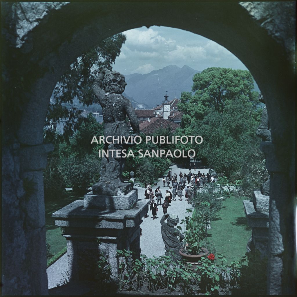 Piano della Canfora, visto dal Teatro massimo dei giardini di Palazzo Borromeo dell'Isola Bella. Sullo sfondo il secolare albero di canfora e visitatori<br>325