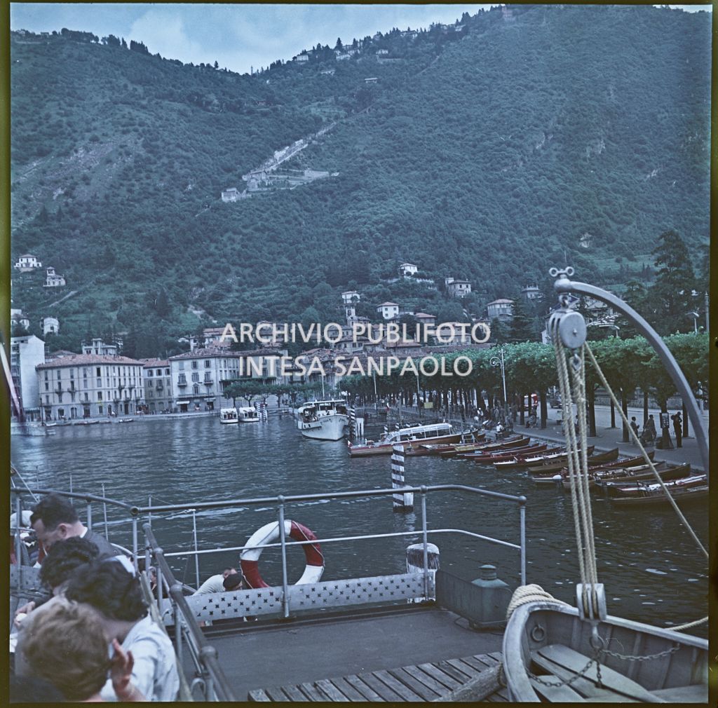 Vista delle montagne e del lungolago da un'imbarcazione ormeggiata sul Lago maggiore<br>326