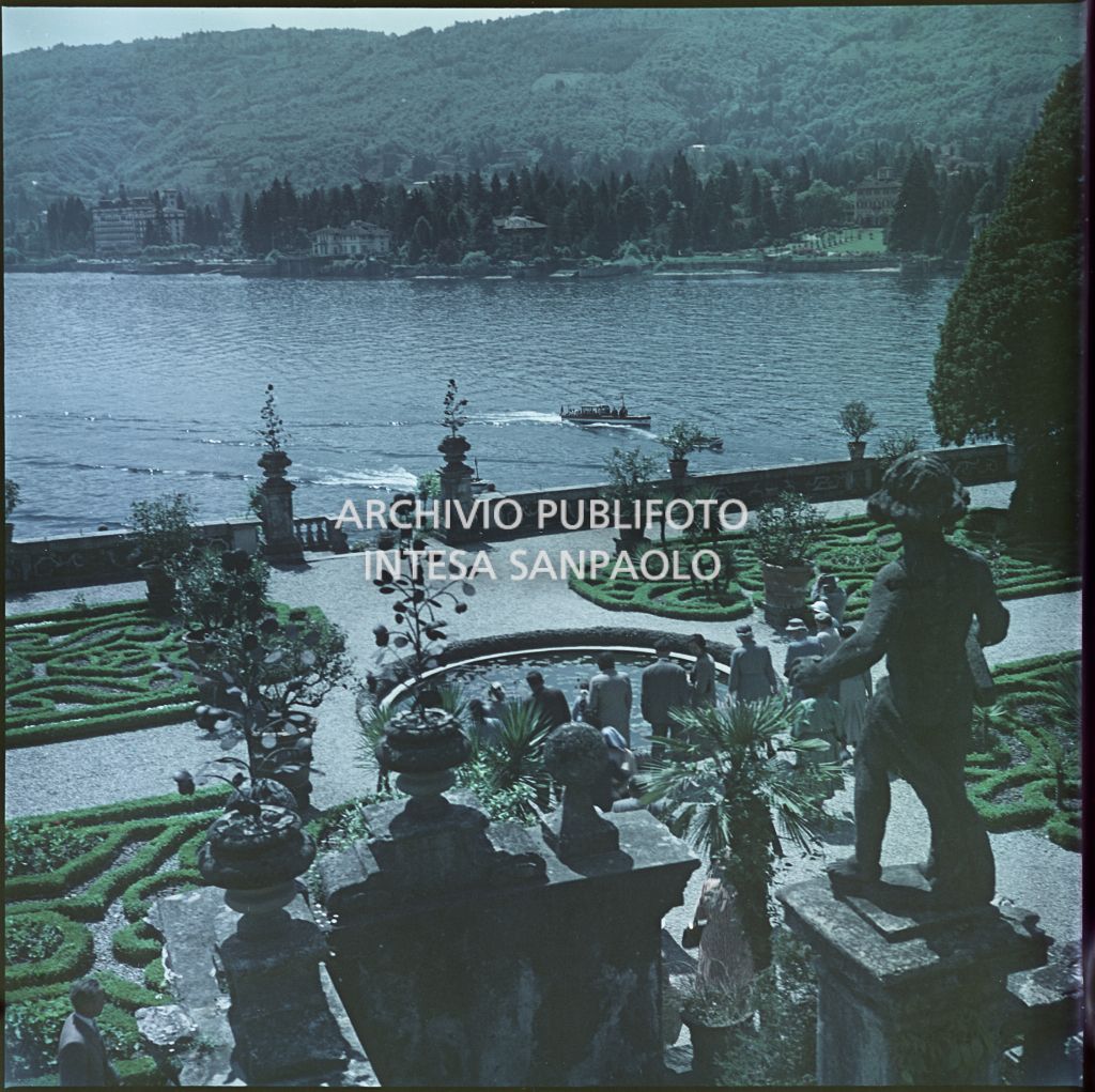 Vista del lago, delle montagne e di parte del Giardino Quadro di Palazzo Borromeo sull'Isola Bella<br>327