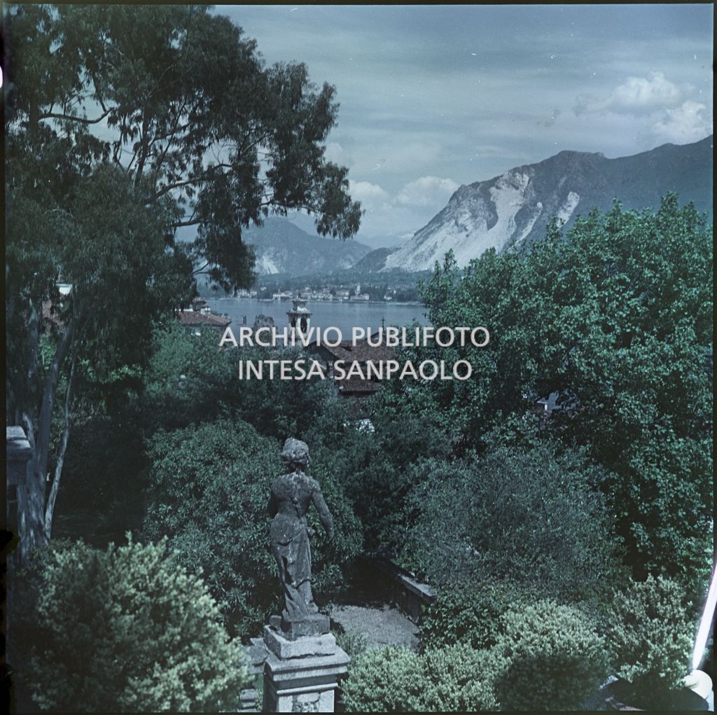 Vista delle montagne e del lago Maggiore dai giardini di Palazzo Borromeo sull'Isola Bella<br>328
