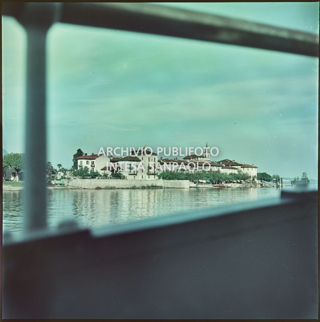Isola dei Pescatori vista da un'imbarcazione sul lago Maggiore. In primo piano il parapetto della barca<br>329