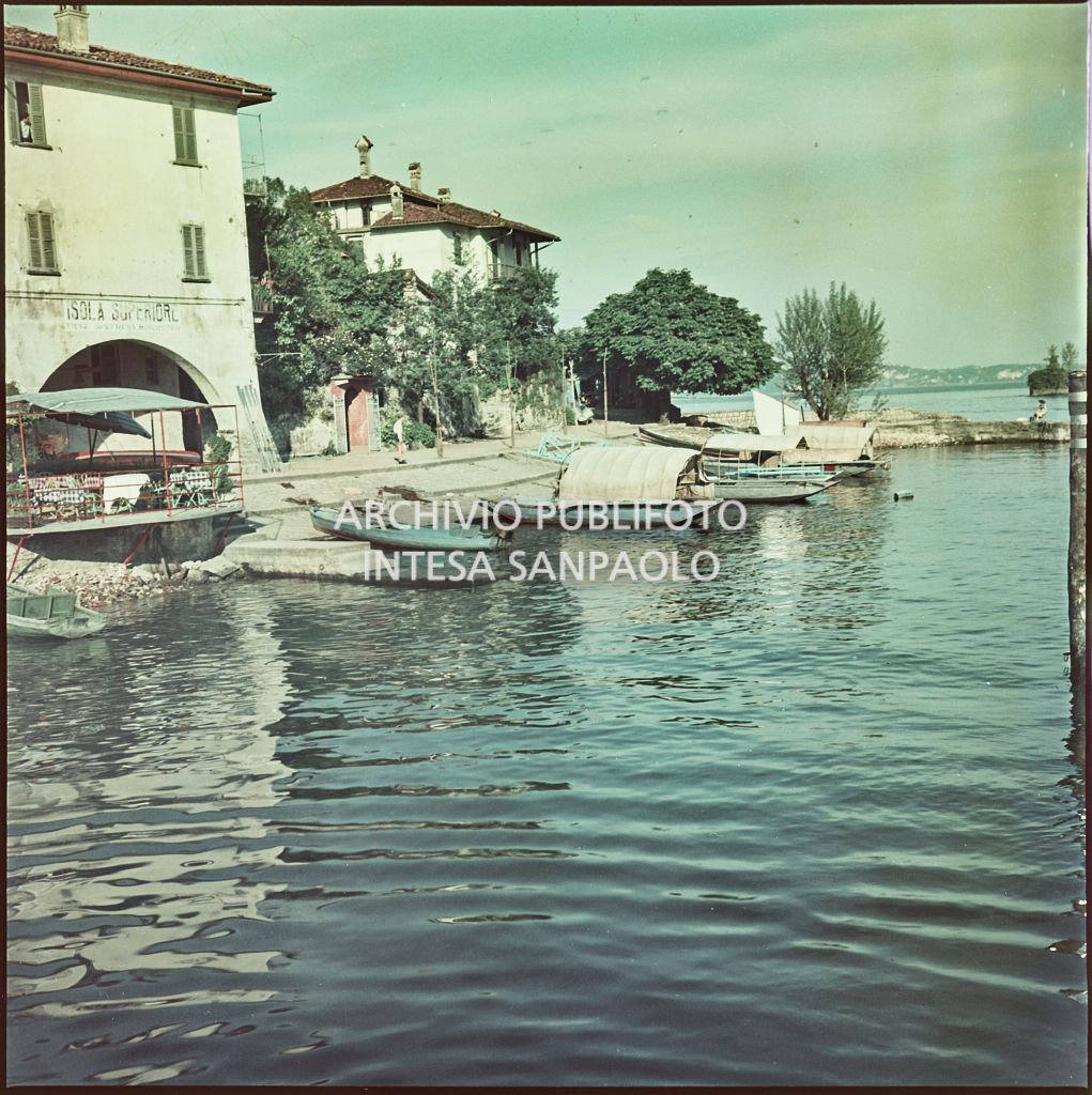 Isola dei Pescatori e barche ormeggiate viste da un'imbarcazione sul lago Maggiore<br>330