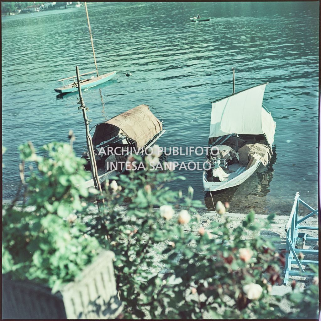 Due barche ormeggiate sulla riva dell'Isola dei Pescatori sul lago Maggiore<br>331