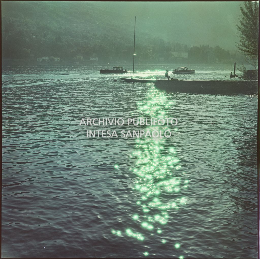 Vista di imbarcazioni sul lago Maggiore e delle montagne<br>333