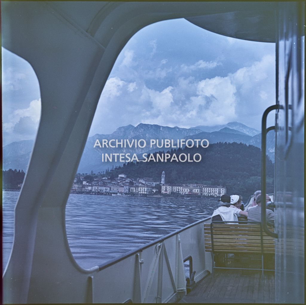 Montagne e lago visti da un traghetto con passeggeri a bordo<br>341