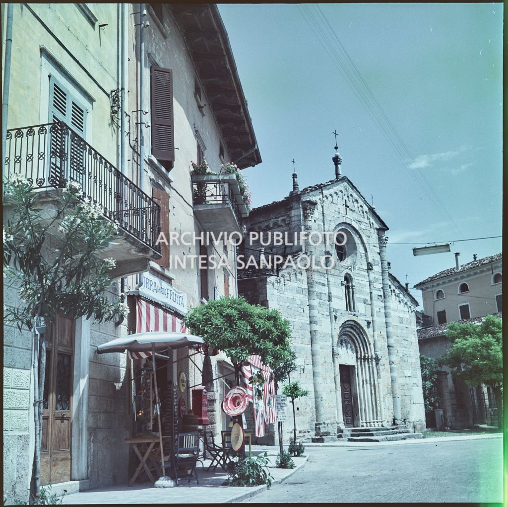 Vista su una chiesa ed un negozio di souvenir<br>343