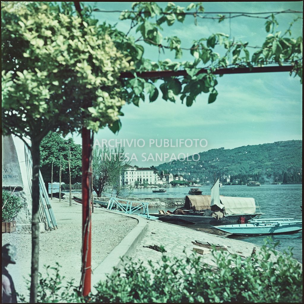 Vista del lungolago e dell'Isola dei Pescatori con barche attraccate alla riva<br>346