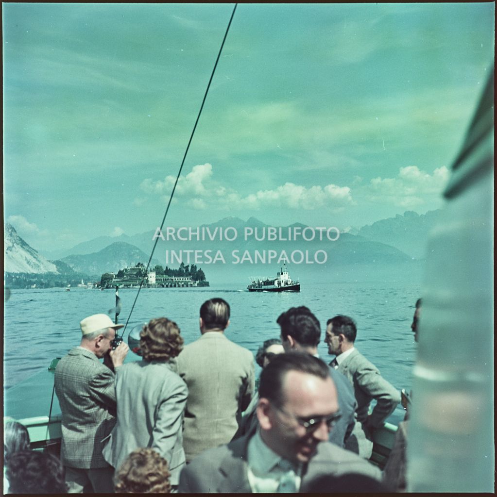 Traghetto di turisti sul lago Maggiore. In lontananza è visibile l'Isola Bella<br>348