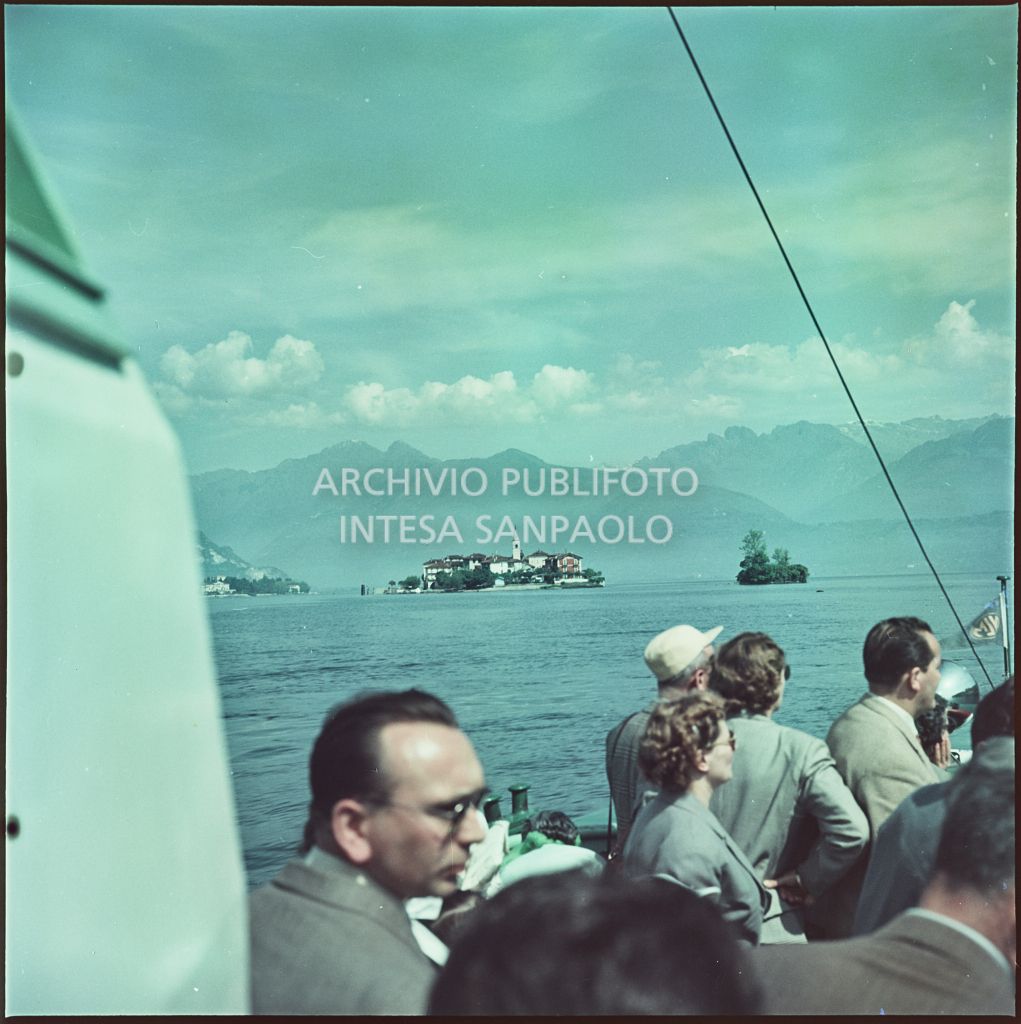 Traghetto di turisti sul lago Maggiore. In lontananza è visibile l'Isola dei Pescatori<br>349