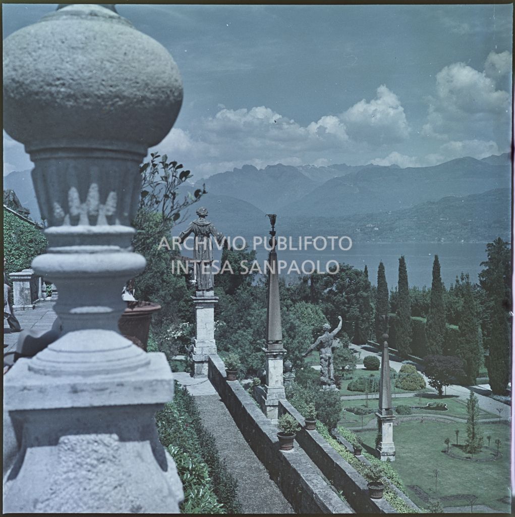 Vista del lago Maggiore e dei giardini di Palazzo Borromeo sull'Isola Bella<br>353