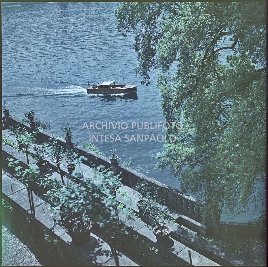 Imbarcazione sul lago Maggiore vista dall'Isola Bella<br>354