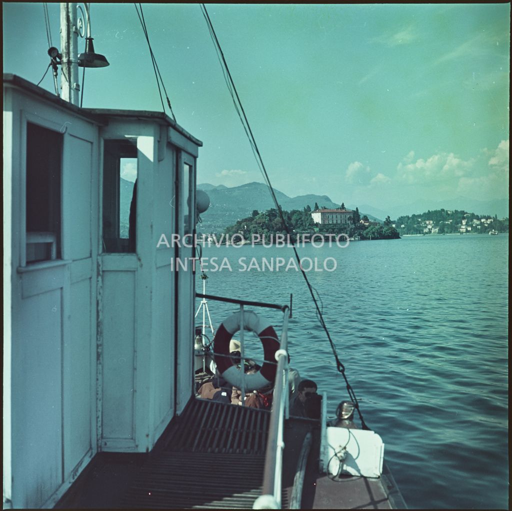 Isola Madre vista da un traghetto sul lago Maggiore. In primo piano parte della cabina dell'imbarcazione<br>334