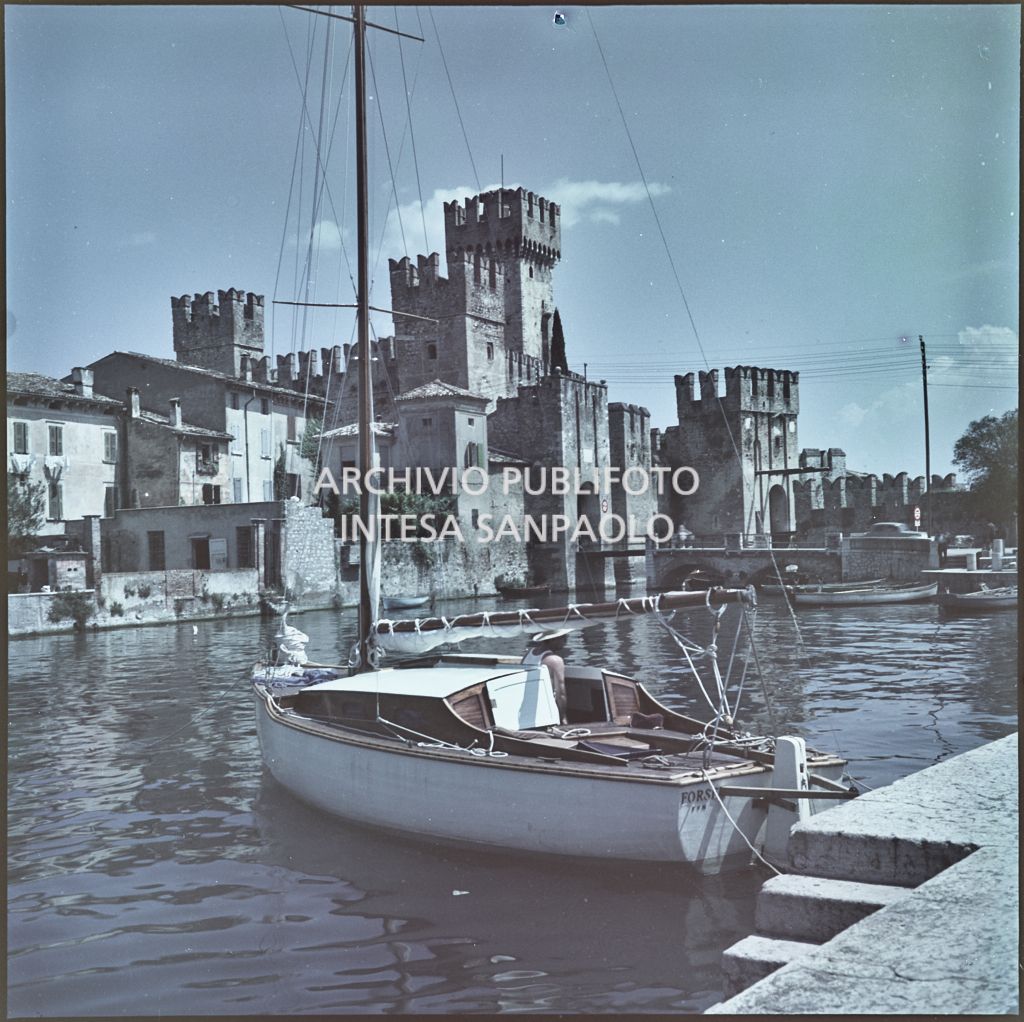 Castello di Sirmione, in primo piano una barca a vela ormeggiata nel fossato antistante<br>358