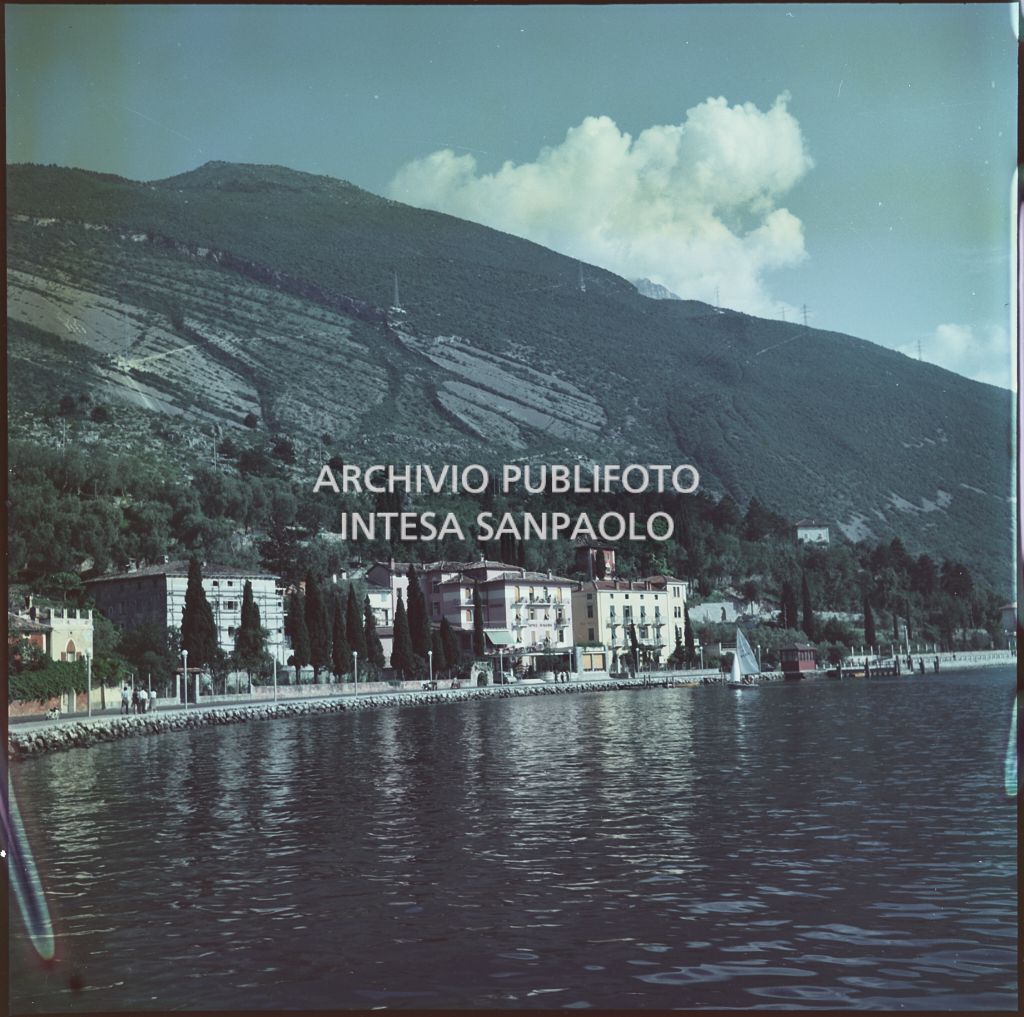 Vista del lungolago con montagne sullo sfondo<br>364